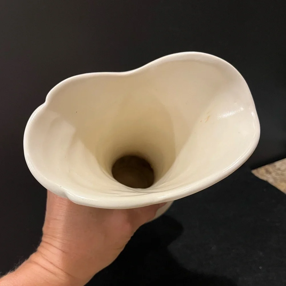 Vintage Shawnee Pottery Vase Ruffled Rim Pedestal Base 9" Matte Cream USA - Picture 9 of 15